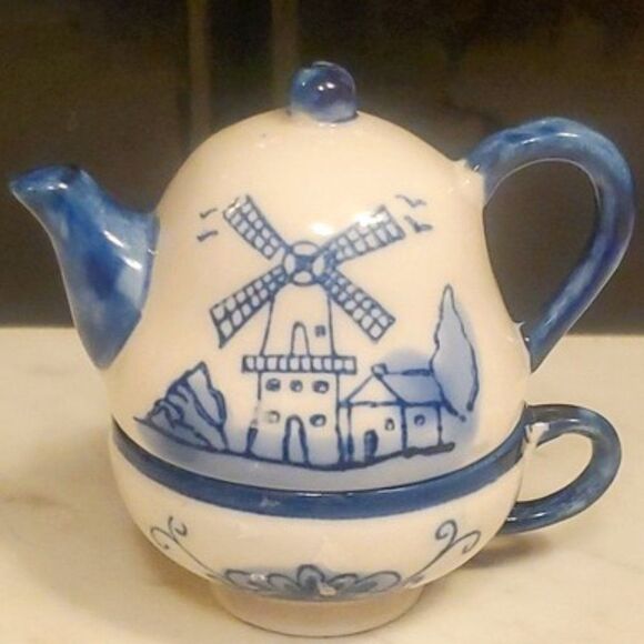 Whimsical Salt and Pepper Shakers Set: Tea Cup/Pot Delft Blue Dutch - Picture 1 of 8
